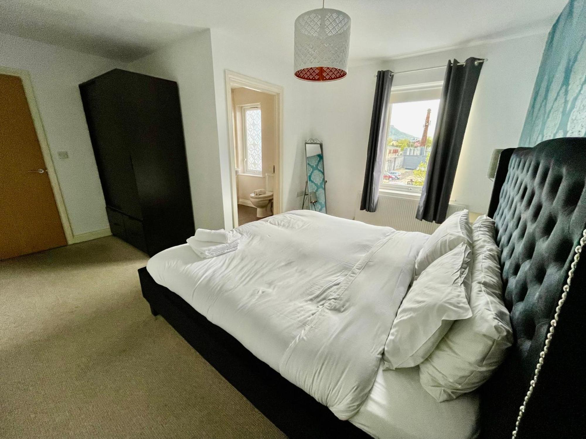 2 Bedroom City-Centre Apartment With Free Parking 贝尔法斯特 外观 照片